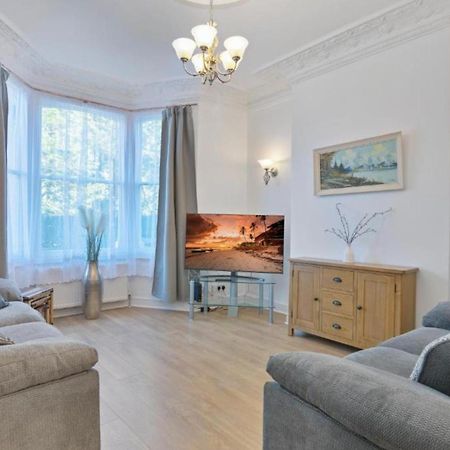 Onsitestays - Tranquil 2 Bedroom Apartment With Large Kitchen, Private Garden Near Wimbledon Station London Kültér fotó